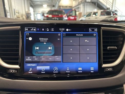 Used 2024 Chrysler Pacifica Touring-L image 23