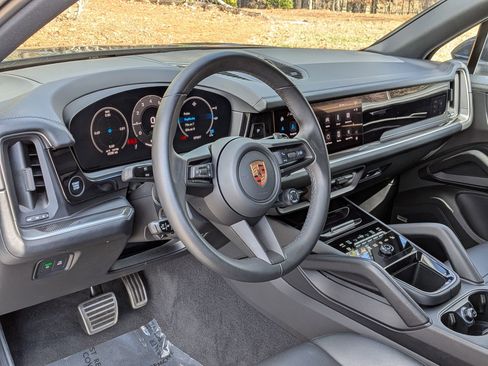 Certified 2025 Porsche Cayenne Coupe AWD/4WD image 4