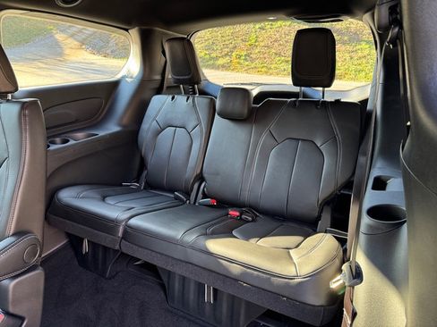 Used 2025 Chrysler Pacifica Select image 17