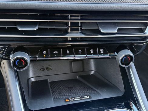Certified 2025 Chevrolet Traverse High Country FWD image 30