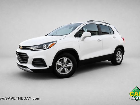 Used 2020 Chevrolet Trax LT w/ LT Convenience Package FWD image 2