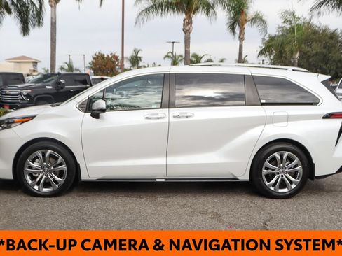 Used 2023 Toyota Sienna Platinum FWD image 5