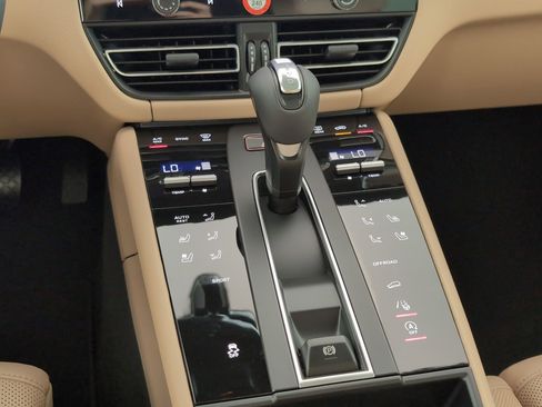 Certified 2025 Porsche Macan AWD/4WD image 26