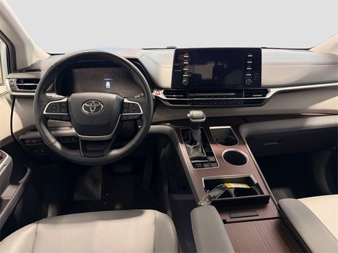 Certified 2024 Toyota Sienna XLE image 17