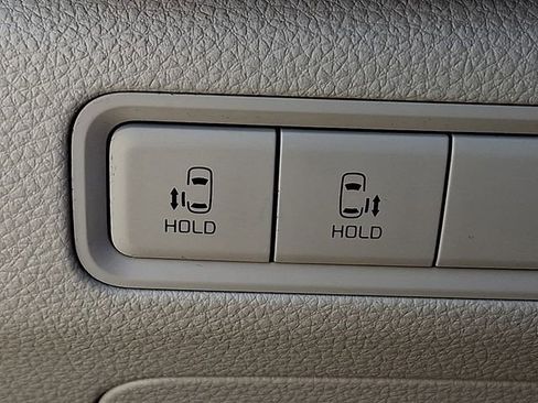 Used 2024 Kia Carnival LX FWD image 25