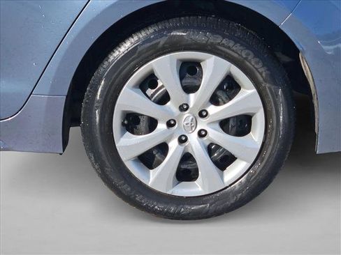 Used 2021 Toyota Corolla LE image 5