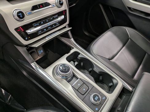 Used 2022 Ford Explorer XLT w/ Equipment Group 202A image 13