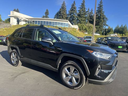 Used 2021 Toyota RAV4 XLE Premium AWD/4WD image 4