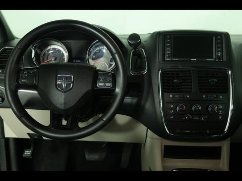 Used 2019 Dodge Grand Caravan SXT FWD image 13