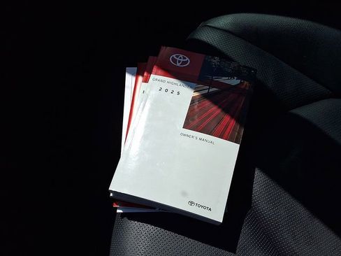 Used 2025 Toyota Grand Highlander AWD image 29