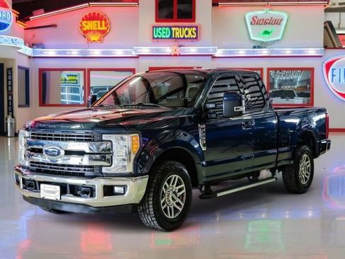 Used 2017 Ford F250 Lariat RWD image 2