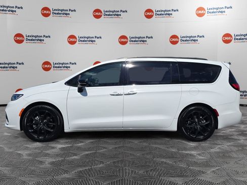 Used 2024 Chrysler Pacifica Limited w/ Uconnect Theater Family Group image 4