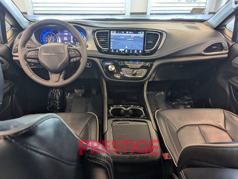 Used 2025 Chrysler Pacifica Limited FWD image 30