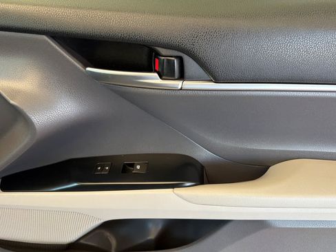 Used 2019 Toyota Camry SE FWD image 17