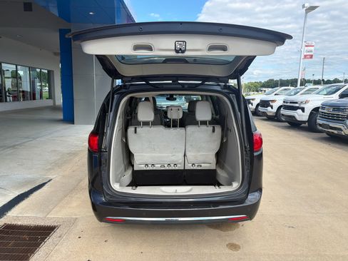 Used 2020 Chrysler Pacifica Limited FWD image 5
