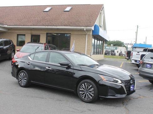 Used 2023 Nissan Altima 2.5 SV w/ SV Premium Package image 2