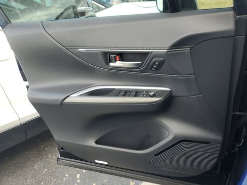 Used 2023 Toyota Venza XLE image 29