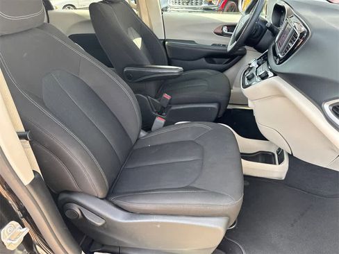 Used 2023 Chrysler Voyager LX image 12