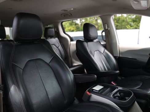 Used 2017 Chrysler Pacifica Touring-L FWD image 16
