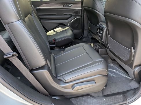 New 2025 Jeep Grand Cherokee L Limited w/ Luxury Tech Group II image 28