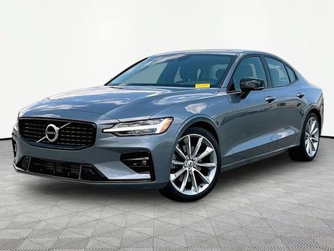 Used 2021 Volvo S60 T5 Momentum w/ Premium Package AWD/4WD image 3