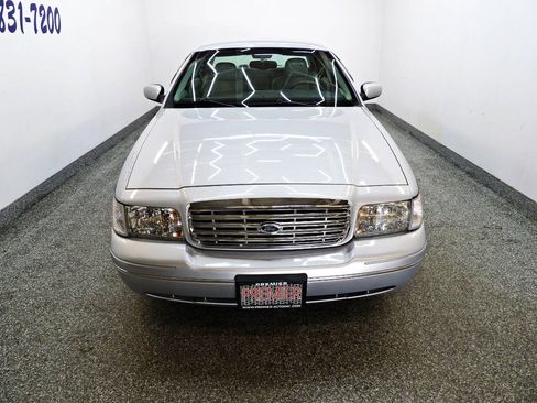 Used 2003 Ford Crown Victoria LX RWD image 2