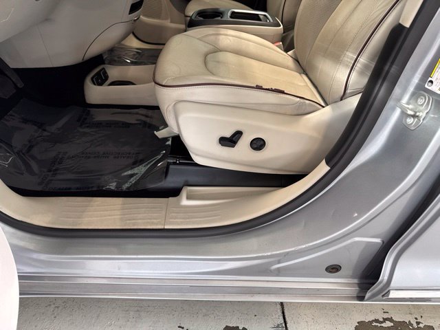 Used 2020 Chrysler Pacifica Limited FWD image 42