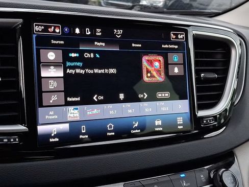 Used 2023 Chrysler Pacifica Touring-L FWD image 17