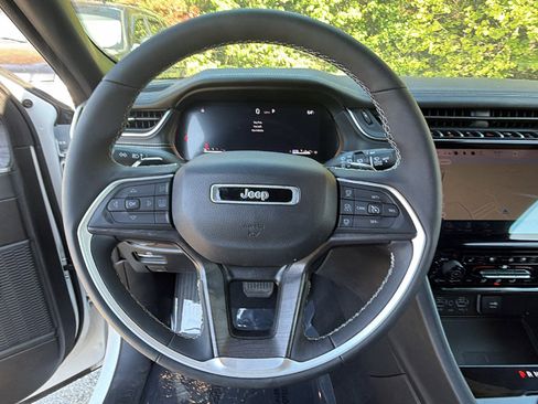 Used 2024 Jeep Grand Cherokee Limited w/ Luxury Tech Group II RWD image 27