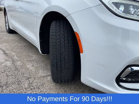 Used 2023 Chrysler Pacifica Touring-L FWD image 18