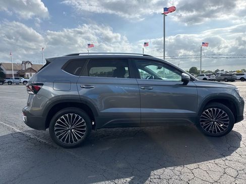 Used 2025 Volkswagen Taos SE FWD image 16