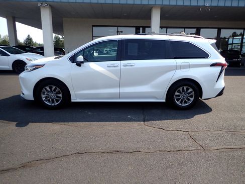 Used 2022 Toyota Sienna XLE image 2