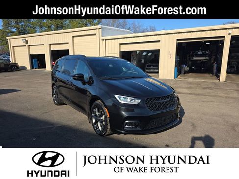 Used 2022 Chrysler Pacifica Limited w/ S Appearance Package image 11