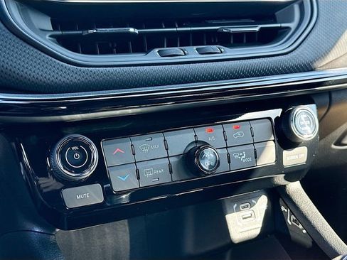 New 2026 Jeep Compass Latitude image 10