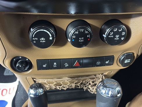 Used 2015 Jeep Wrangler Unlimited Sahara w/ Connectivity Group AWD/4WD image 27