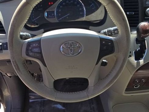 Used 2014 Toyota Sienna XLE FWD image 12