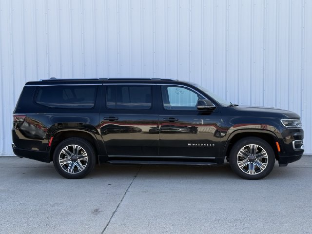 Used 2024 Jeep Wagoneer L Series II RWD image 3