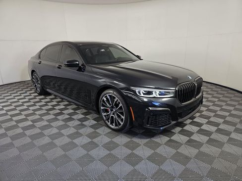 Used 2022 BMW 740i w/ M Sport Package RWD image 3