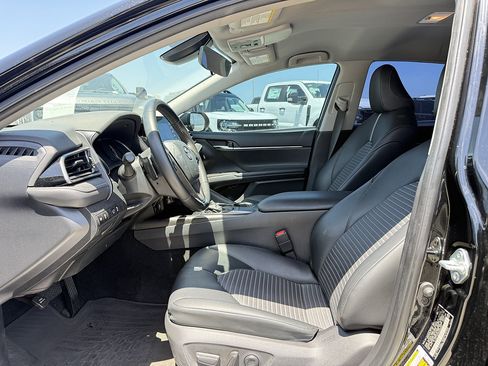 Used 2022 Toyota Camry SE FWD image 5