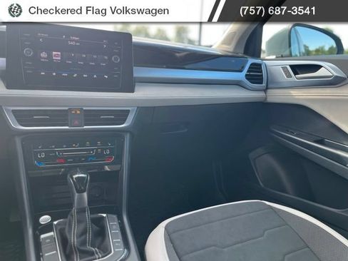 Used 2025 Volkswagen Taos SE AWD/4WD image 32