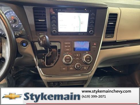 Used 2019 Toyota Sienna XLE w/ XLE Navigation Package FWD image 28