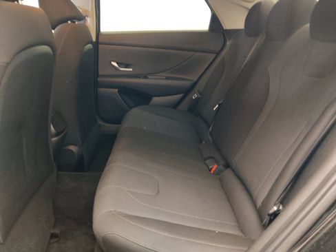 Used 2021 Hyundai Elantra SE FWD image 18