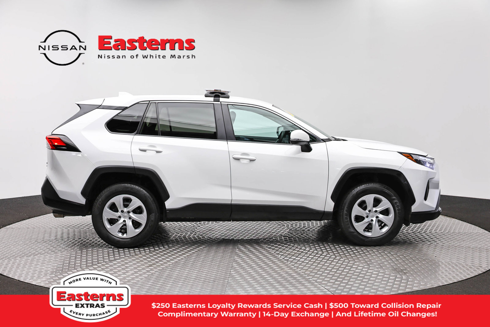 Used 2023 Toyota RAV4 LE AWD/4WD image 4