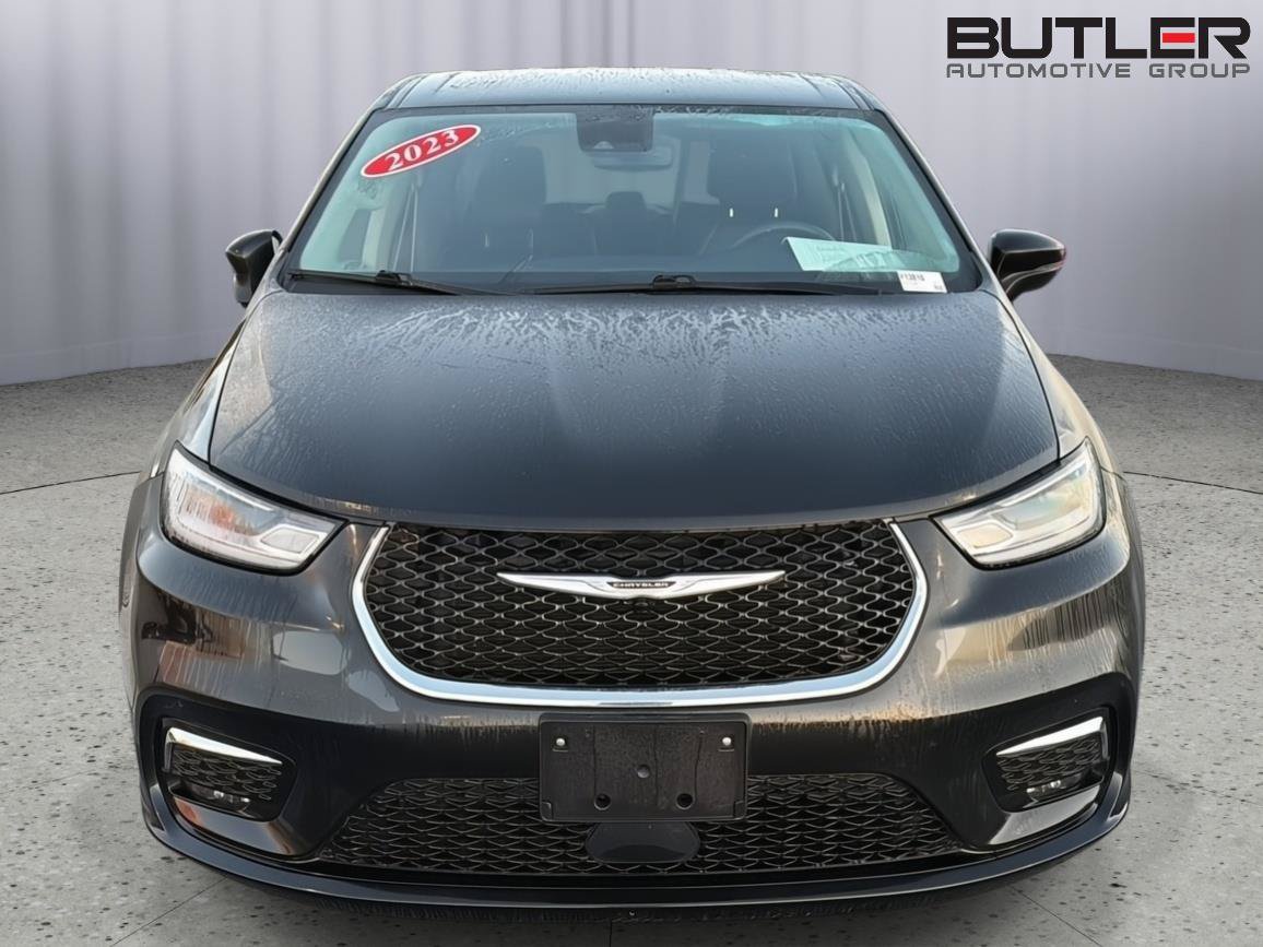 Used 2023 Chrysler Pacifica Touring-L FWD image 9