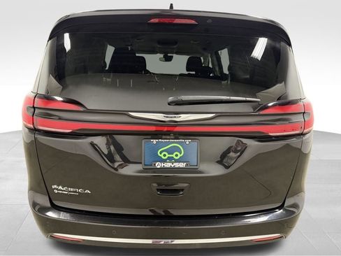 Used 2021 Chrysler Pacifica Touring w/ Cold Weather Group FWD image 12