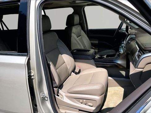 Used 2017 Chevrolet Suburban LT RWD image 9