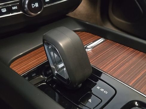 Certified 2023 Volvo XC60 B5 Plus w/ Climate Package image 23