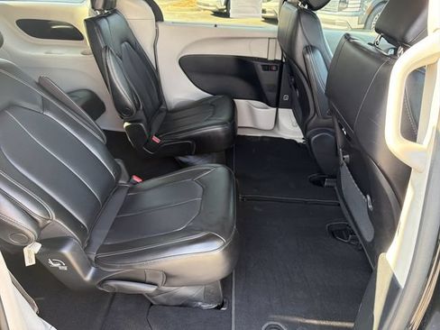 Used 2023 Chrysler Pacifica Touring-L FWD image 17