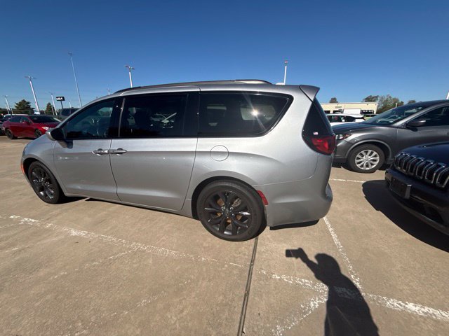 Used 2020 Chrysler Pacifica Touring-L w/ S Appearance Package FWD image 13