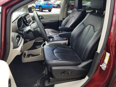 Used 2023 Chrysler Pacifica Touring-L AWD/4WD image 9
